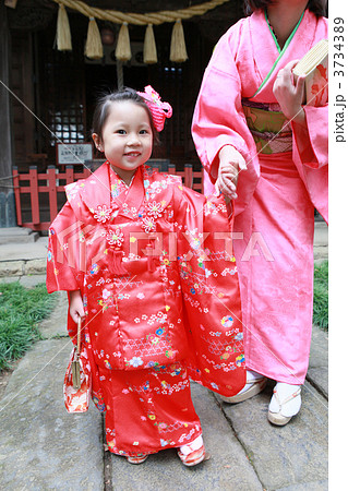 親子で七五三詣（3歳・全身・笑顔） 3734389
