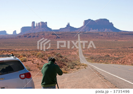 モニュメントバレー（有名ポイントで撮影する人） 3735496