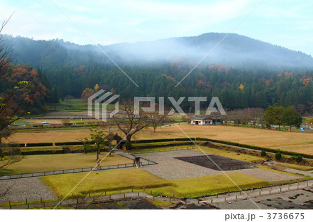 紅葉の朝倉遺跡唐門と復元町並み 3736675