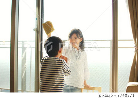 お手伝いする子供 お手伝いする子供 3740571