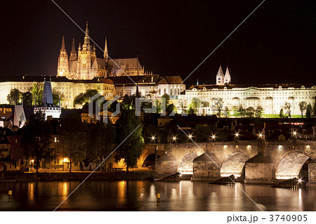 カレル橋とプラハ城の夜景の写真素材 [3740905] - PIXTA