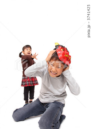 節分豆まきイメージ（兄弟） 3741425