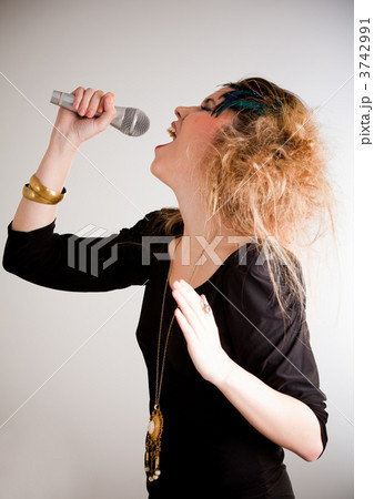 Woman singing 3742991