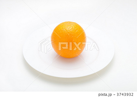 皿の上のオレンジ 3743932