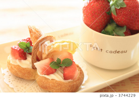 シュークリーム　苺　スイーツ 3744229