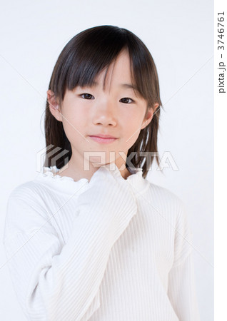 白い服の少女 白い服の女の子の写真素材 [3746761] - PIXTA