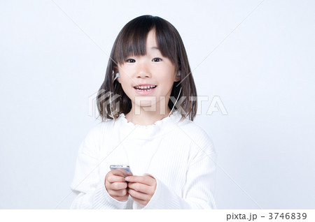 音楽を聴く女の子 3746839