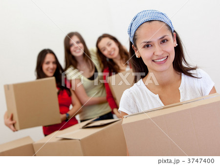 Girls moving 3747400