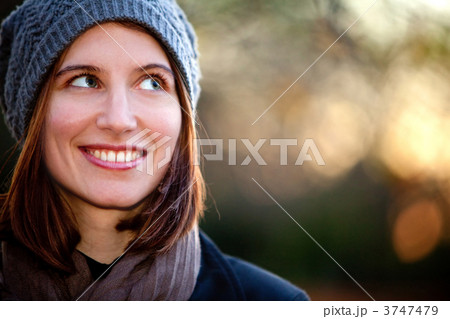 Autumn woman outdoors Autumn woman outdoors 3747479
