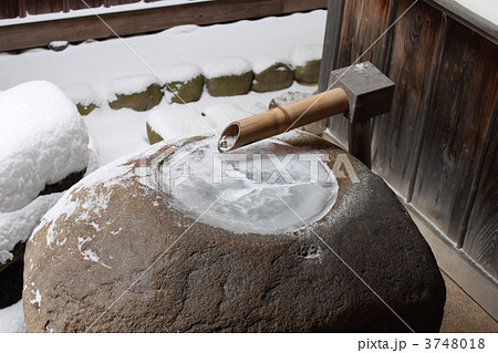 凍ったつくばい 3748018