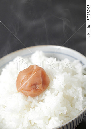 炊きたてご飯と梅干し 3748293
