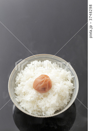 炊きたてご飯と梅干し 3748298