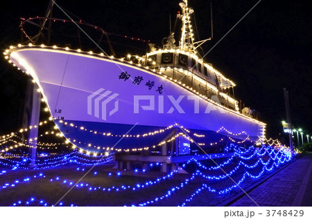 ライトアップ 船舶 漁船の写真素材