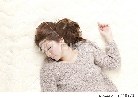 女性の寝顔の写真素材
