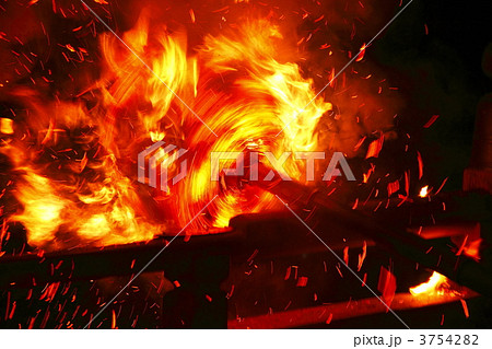 回転する松明　飛び散る火の粉 3754282