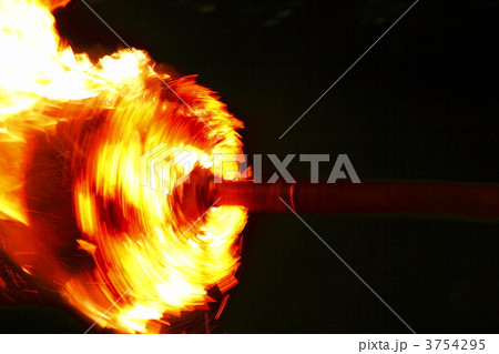 回転する松明 飛び散る火の粉 回転する松明 飛び散る火の粉 3754295