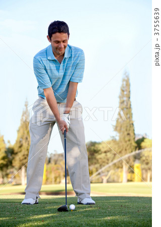 Man playing golf 3755639
