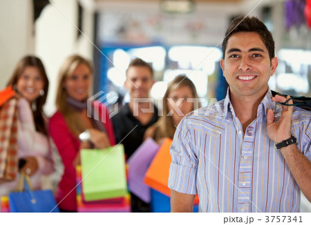 Group of people shopping 3757341