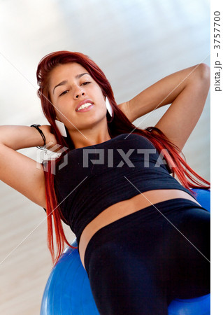 Woman doing abs 3757700