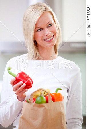 Woman with shopping bag Woman with shopping bag 3758384