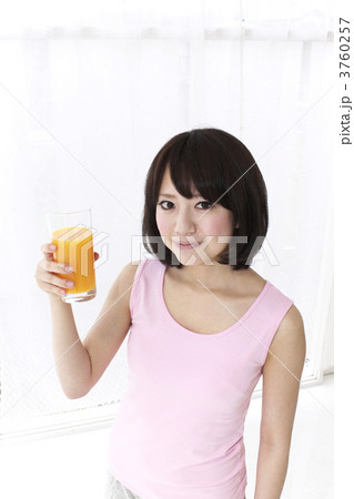オレンジジュースを手に微笑む女性 3760257