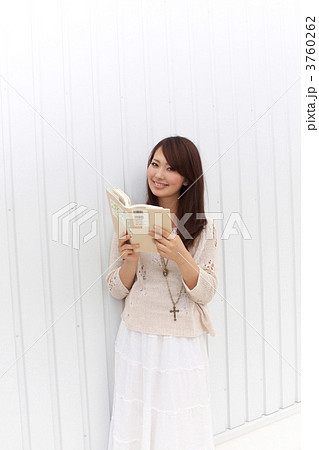 壁にもたれ本を読む女性 3760262