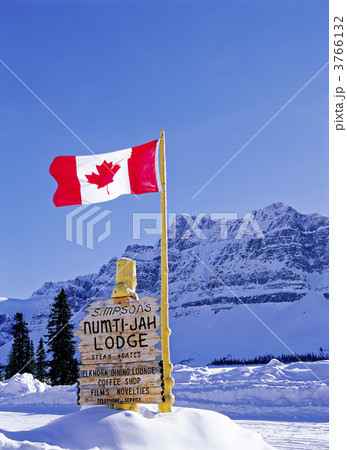 バンフ国立公園のカナダ国旗 3766132