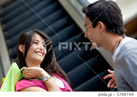 Couple at a shopping center 3766749