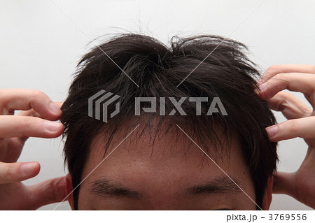 頭を抱える男性 頭を抱える男性 3769556
