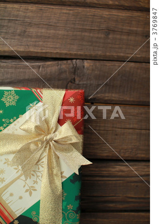 金色のリボンをかけたクリスマスプレゼント　クリスマスカラーラッピング 3769847