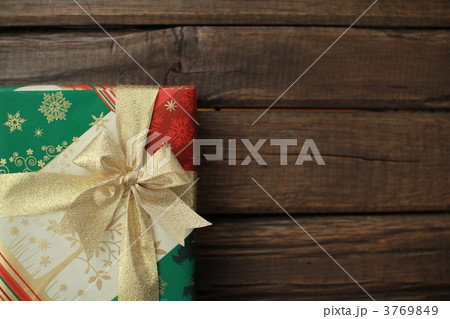 金色のリボンをかけたクリスマスプレゼント クリスマスカラーラッピング 金色のリボンをかけたクリスマスプレゼント クリスマスカラーラッピング 3769849