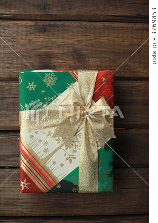 金色のリボンをかけたクリスマスプレゼント　クリスマスカラーラッピング 3769853