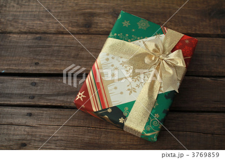金色のリボンをかけたクリスマスプレゼント　クリスマスカラーラッピング 3769859