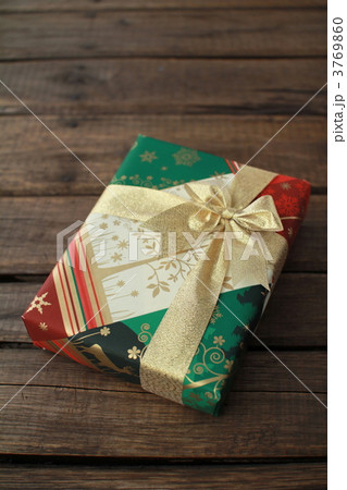 金色のリボンをかけたクリスマスプレゼント　クリスマスカラーラッピング 3769860