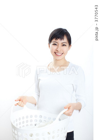洗濯する女性 3770543