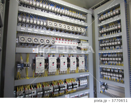 制御盤や操作盤内の複雑な電子回路 制御盤や操作盤内の複雑な電子回路 3770651
