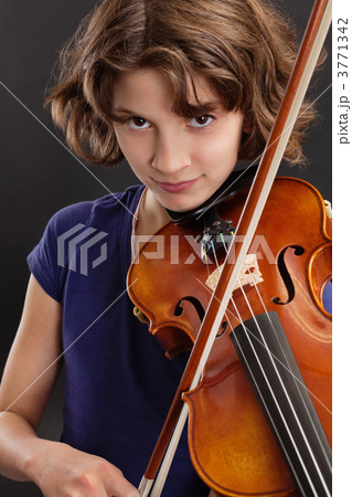 Young girl playing the violin Young girl playing the violin 3771342