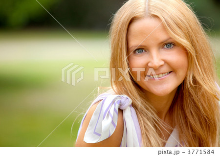 Beautiful girl smiling 3771584