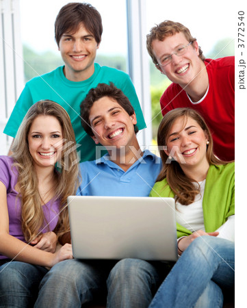 Friends with a laptop 3772540