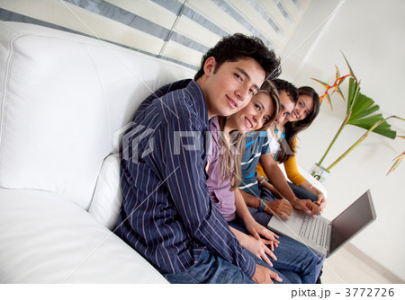 People with a computer 3772726