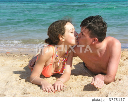 couple kiss on beach 3773157