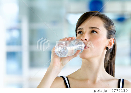 Gym woman drinking water 3773159