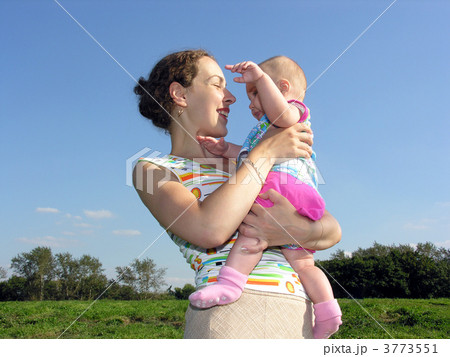 mother with baby 3773551