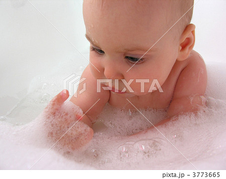 baby in bath see on finger baby in bath see on finger 3773665