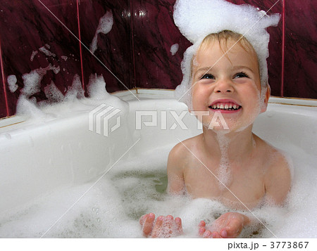 boy in bath 3773867