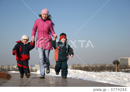 mother with children runnig mother with children runnig 3774293