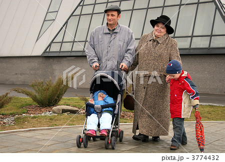 grandparents with grandchildren 3774432