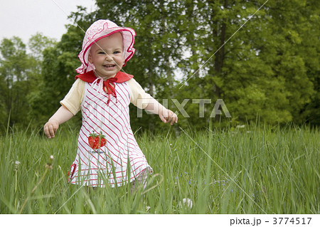 baby on meadow 3774517