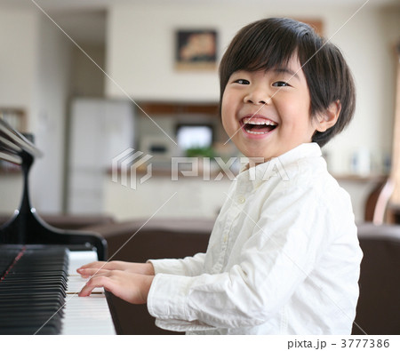 ピアノを弾く男の子 3777386