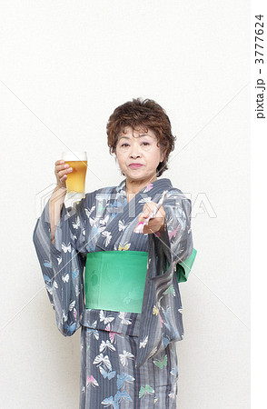 ビールを持つ浴衣のシニア女性 3777624